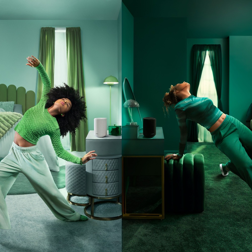 Reproduktor Bose Lifestyle Ultra čierny Žena ovláda reproduktor Bose Lifestyle Ultra v miestnosti