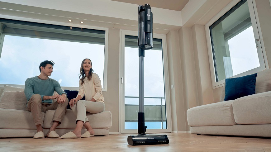 Tyčový vysávač Hoover HF610H 011 čierny/sivý HF610H 011 vysávač uprostred miestnosti, na gauči sedí pár