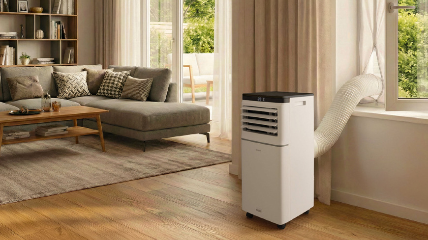 Mobilná klimatizácia Sencor SAC MT1042C Wi-Fi, 10 000 BTU/h biela Mobilná klimatizácia Sencor v obývacej izbe a hodice vedie von z okna