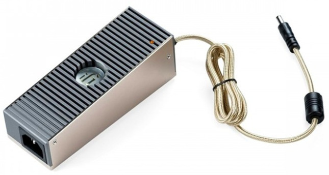 iFi SilentPower iPower Elite 15V napájací zdroj v hliníkovom tele so zlatým DC káblom