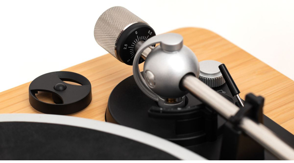 Gramofón Marley Stir It Up Wireless 2 čierny/hnedý All-in-one gramofónový systém spája prehrávač a reproduktory v jednom ľahko použiteľnom balení.