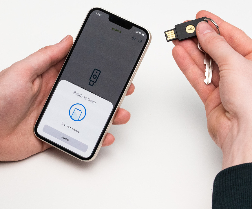 Bezpečnostný token Yubico YubiKey 5 NFC čierny Overenie pomocou YubiKey cez NFC na telefóne držanom v ruke