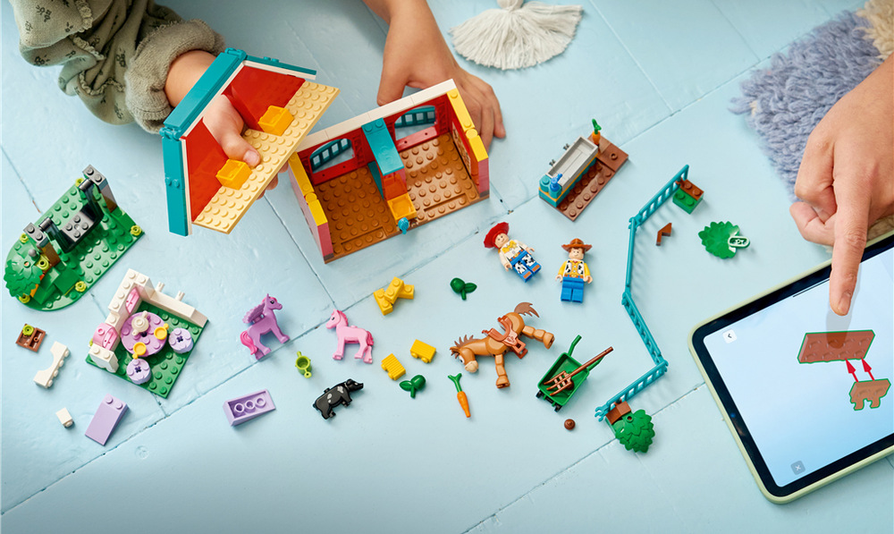 Stavebnica LEGO® │ Disney a Pixar 43304 DISNEY 43304 Woody a Jessie sa spoločne so šesticou figúrok LEGO môžu vydať za dobrodružstvom plným zvierat a príbehov.