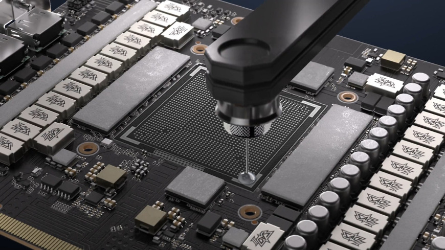 Detail automatizovanej aplikácie tepelného materiálu na PCB grafickej karty Asus ROG Strix RTX 5070 Ti