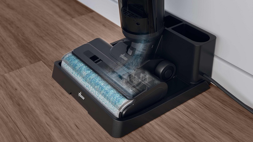 Tyčový vysávač Hoover HW300 011 čierny/strieborný vysávač Hoover HW300 011 sa čistí v stanici