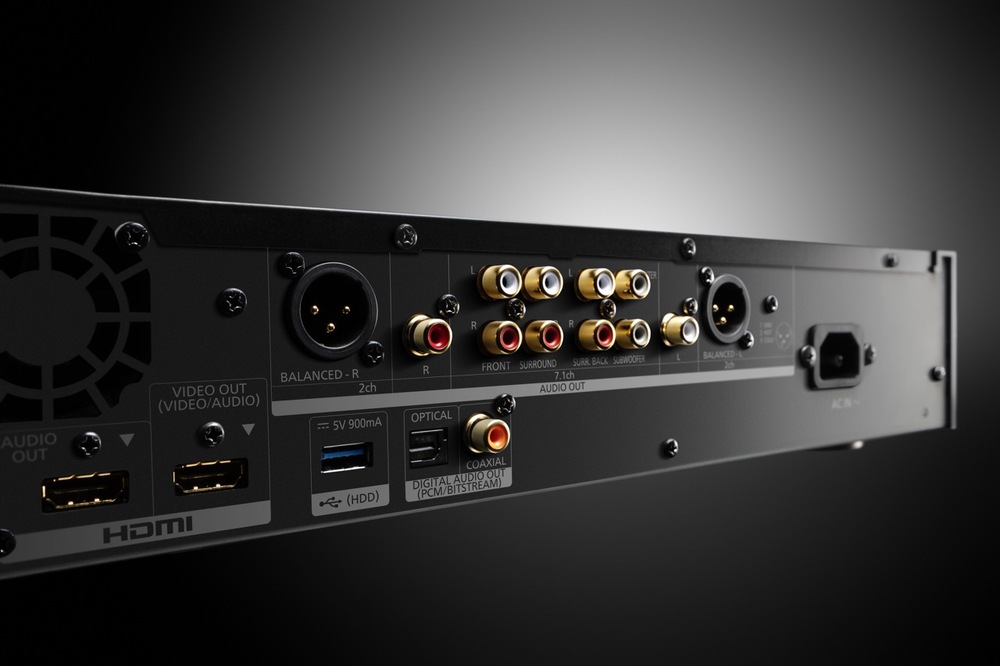 Zadné konektory prehrávača s HDMI, USB, optickým výstupom, XLR a 7.1 audio výstupmi