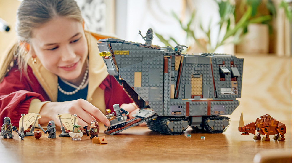Stavebnica LEGO® Star Wars™ 75453 Offworld Sandcrawler™ a Mudhorn Sandcrawler ukrýva kokpit, priestranný interiér, predný poklop aj dvojicu vystreľovačov pre akčné hranie.