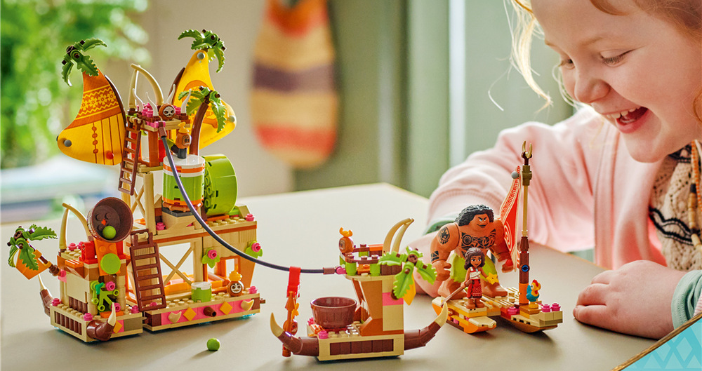 Stavebnica LEGO® │ Disney 43258 Loď Kakamorov Aplikácia LEGO Builder pomáha skladať 572 dielikov krok za krokom a prezerať model v 3D.