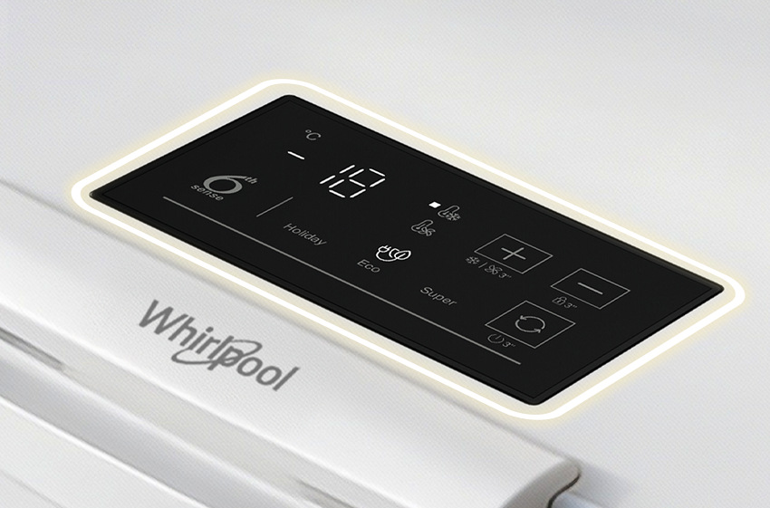 Detail na elektronický displej mrazničky Whirlpool