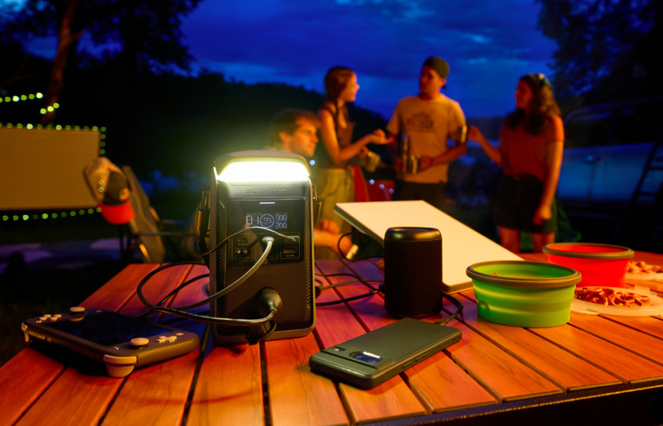 Batériová stanica EcoFlow TRAIL 300 Plus napája elektroniku pri večernom kempovaní