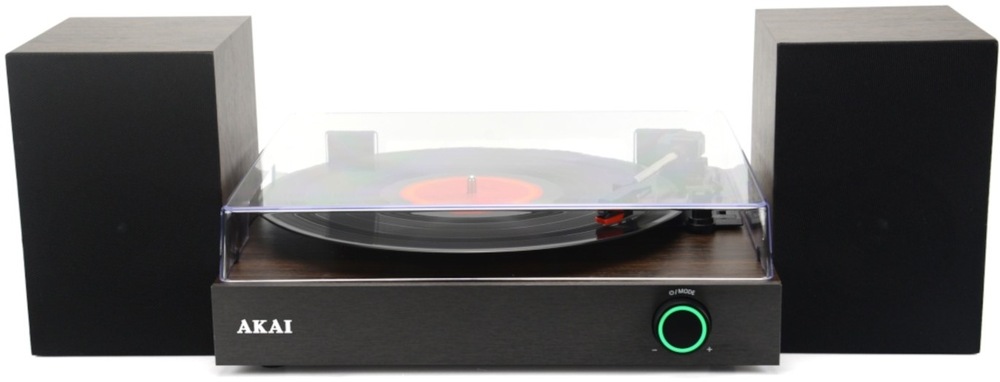 AKAI ATT-200SP gramofón je opatrený aj vekom, aby sa na neho neprášilo.