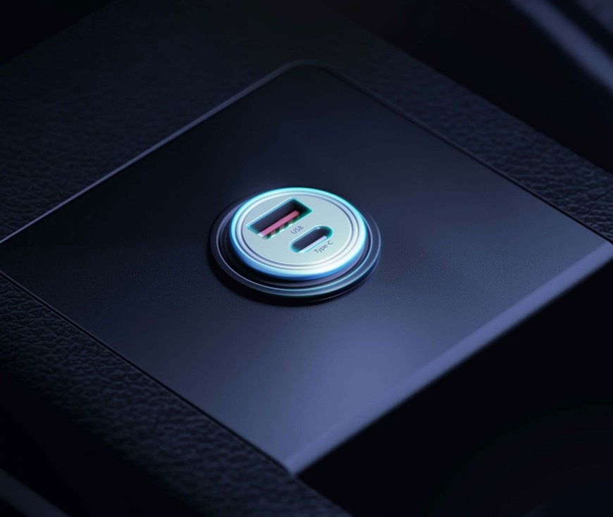 Adaptér do auta 3mk Hyper USB-C/USB-A 45W strieborný Adaptér do auta 3mk Hyper USB-C/USB-A inštalovaný v interiéri vozidla