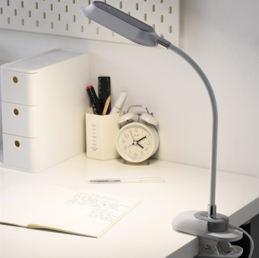 Stolná lampička IMMAX CLIP, 7,5 W, CCT, IP20 biela Mobilná stolná LED lampička IMMAX CLIP pripnutá na dosku stola