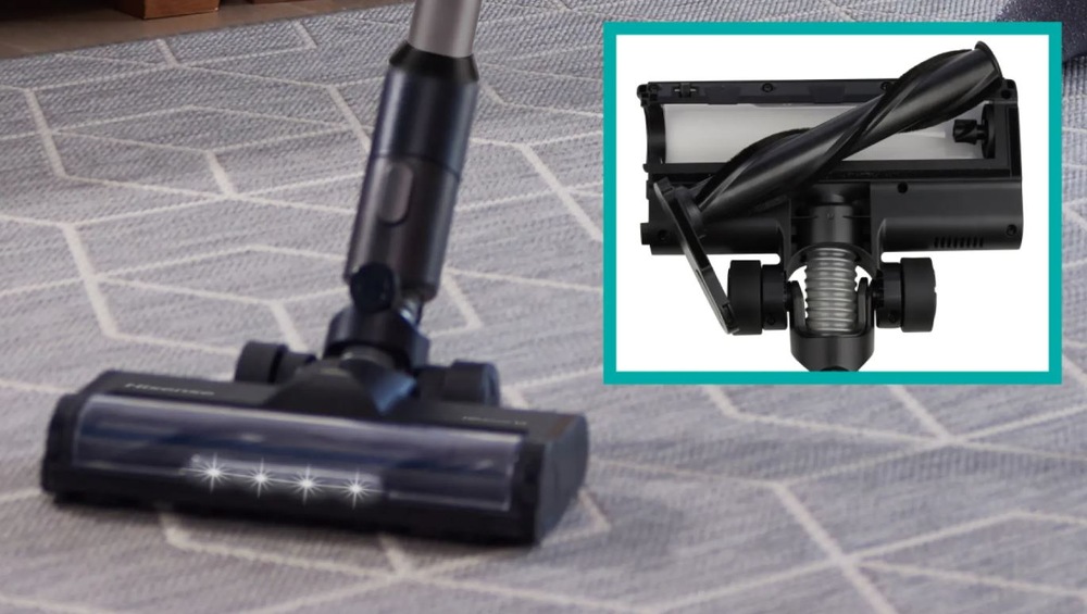 Tyčový vysávač Hisense HVC646630A Hi-Move VI Adapt InverterTech čierny detail na turbo kartac s osvetlením. Vo štvorčeku je pohľad zospodu.