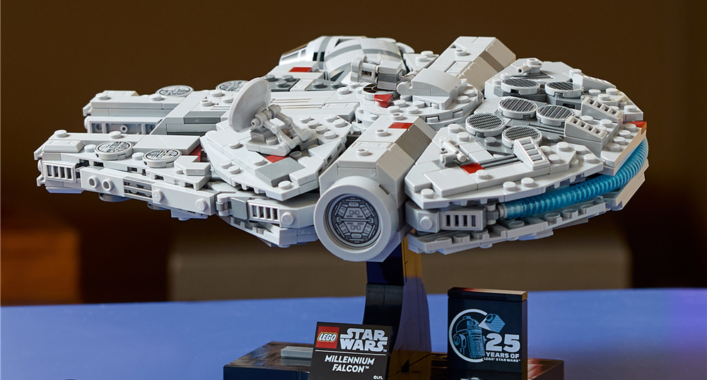 Stavebnica LEGO® Star Wars™ 75375 Millenium Falcon™ Špeciálny podstavec umožní vystaviť Millenium Falcon v dynamickom uhle, ktorý podčiarkne jeho zberateľský vzhľad.