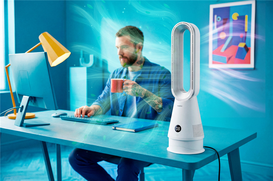 Detail obrázku muža pracujúceho pri počítači so spusteným ventilátorom.