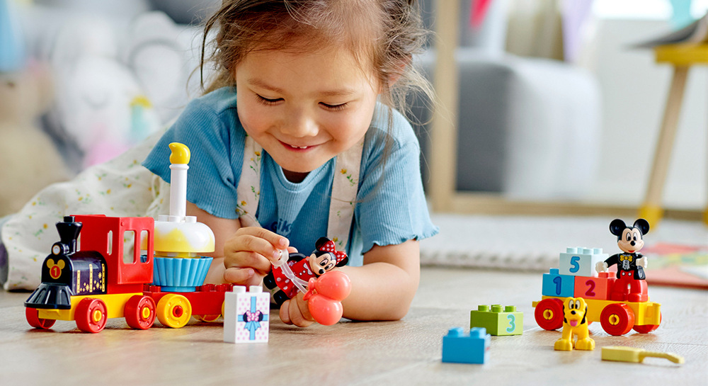 Stavebnica LEGO® DUPLO® Disney 10941 Narodeninový vláčik Mickeyho a Minnie Jednoduchý návod a obľúbené postavy Disney robia z vláčika zábavný darček pre najmenších staviteľov.