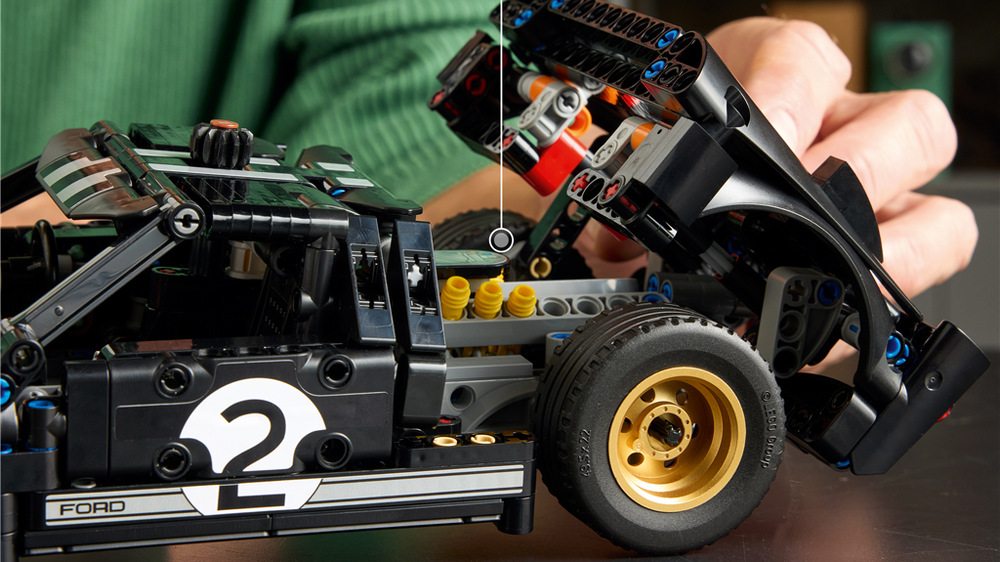 Stavebnica LEGO® Technic 42223 Závodní auto 1966 Ford GT40 MKII Zostavenie 793 dielikov ponúka dospelým relaxačný projekt a možnosť postupne objavovať technické detaily vozidla.