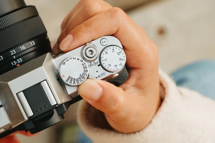 Digitálny fotoaparát Fujifilm X-T30 III, telo strieborný Detail ovládačov na bezzrkadlovke Fujifilm X-T30 III