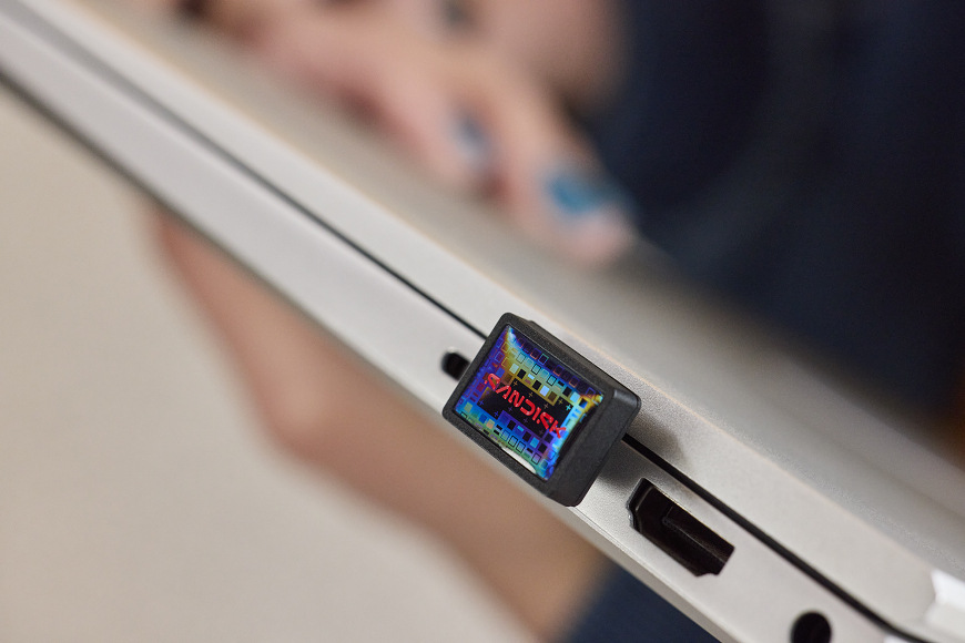 Detail kompaktného flashdisku v USB-C porte
