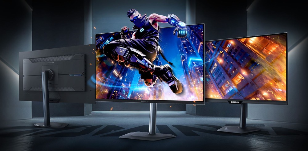 Herný monitor GIGABYTE MO27Q2A čierny V temnej miestnosti sú tri monitory. Prostredný monitor zobrazuje futuristickú, akciou nabitú scénu s hernou postavou, ktorá skáče.