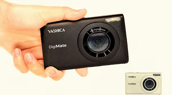 Digitálny fotoaparát Yashica DigiMate čierny Ruka držiaca kompaktný fotoaparát DigiMate