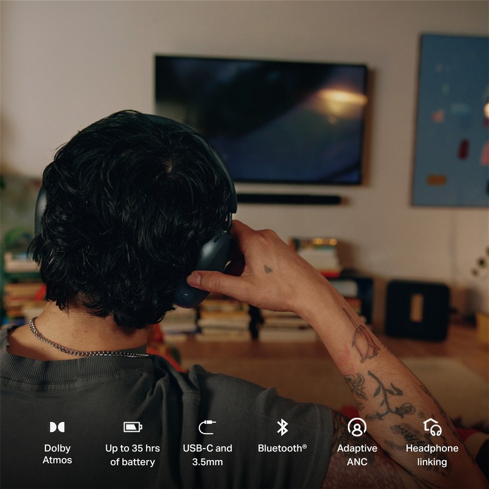 Slúchadlá SONOS Ace Ultra čierna Pohľad zozadu na muža držiaceho náušník slúchadiel SONOS Ace Ultra