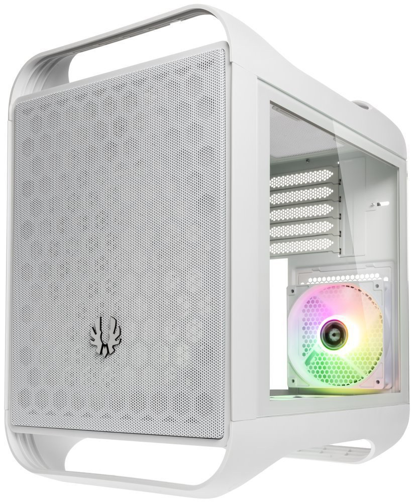 Pohľad spredu do útrob PC skrine cez pravý predný roh. Vnútri je zachytený priestor bez komponentov iba so svietiacim zadným ventilátorom.