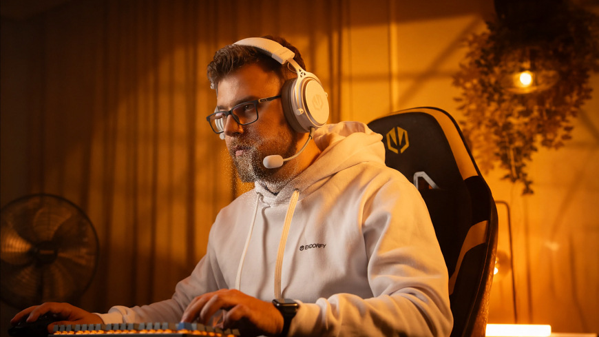 Headset ENDORFY VIRO Wireless Onyx White biely Hráč používajúci headset ENDORFY VIRO Wireless s výklopným mikrofónom pri hraní na počítači