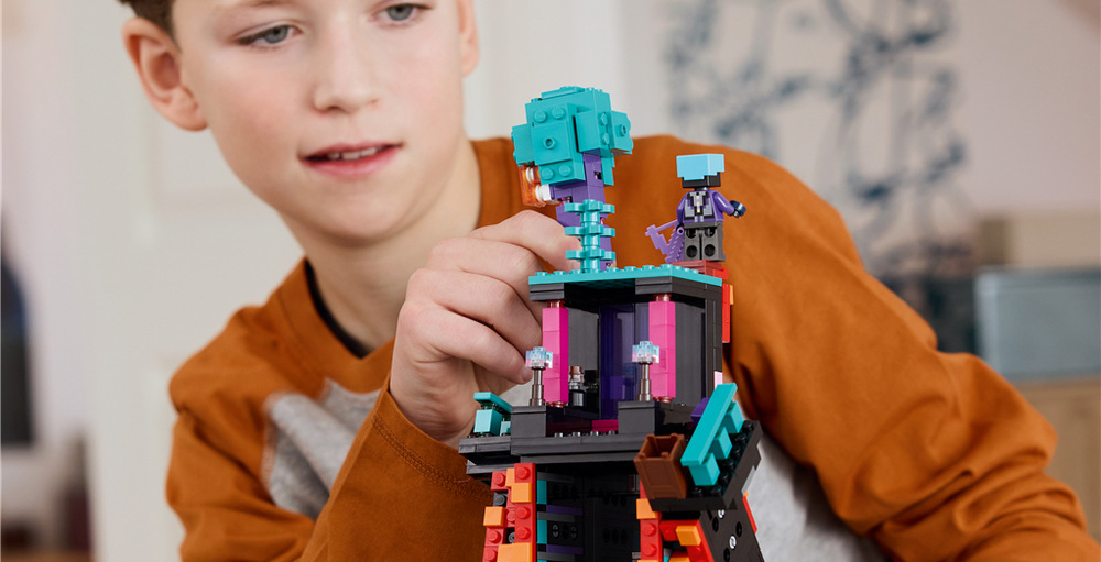 Stavebnica LEGO® Minecraft® 21279 Endermanova veža Veža v tvare Endermana meria cez 45 cm, ukrýva portál do Netheru, dve miestnosti a pohyblivé ramená.