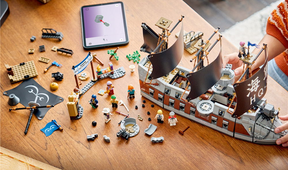 Stavebnica LEGO® ONE PIECE 75646 Garpova námorná bojová loď Vojnová loď s psou prednou figúrou, piatimi fóliovými plachtami a otvorenou palubou ukrýva mapovú miestnosť aj Garpovu kanceláriu.