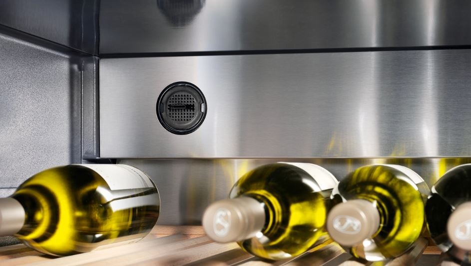 Vínotéka Liebherr Vinothek WKb 1812 čierna Fľaše uložené vo vinotéke Liebherr WKb 1812, za nimi je vidieť filter s aktívnym uhlím FreshAir.