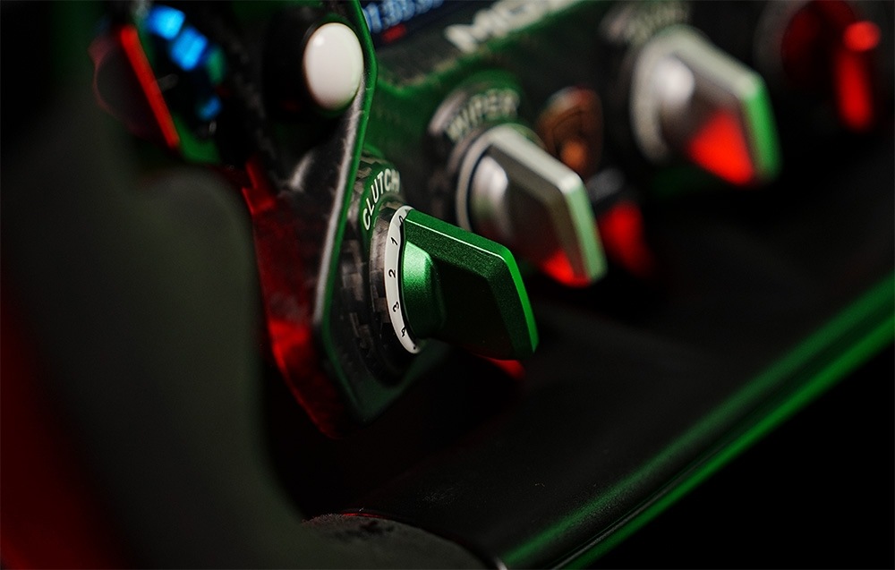 Volant Moza Racing Lamborghini Essenza SCV12 carbon Na obrázku sú ovládacie prvky volantu Moza Racing Lamborghini Essenza SCV12.