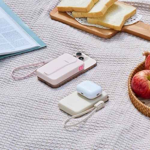 Powerbank ADAM Elements VIONTA C2 Pro 8-in-1 10000 mAh béžová Piknikový záber: powerbanka Adam Elements nabíja iPhone a AirPods v ružovom a béžovom variante.