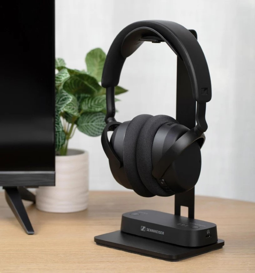 Slúchadlá Sennheiser RS275 TV čierna Prcovný stôl so stojanom, TV slúchadlami Sennheiser RS275 a vysielačom