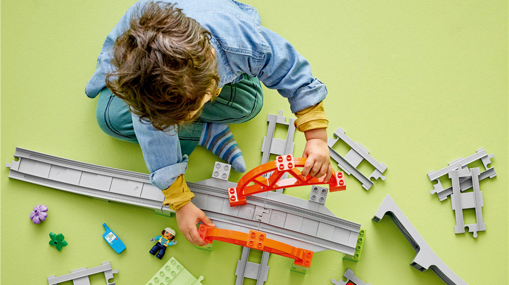 Stavebnica LEGO® DUPLO® 10426 Železniční most a koleje – rozšiřující sada Pohyblivá závora a zostaviteľný most umožňujú deťom meniť priebeh každej jazdy a vymýšľať nové železničné príbehy.