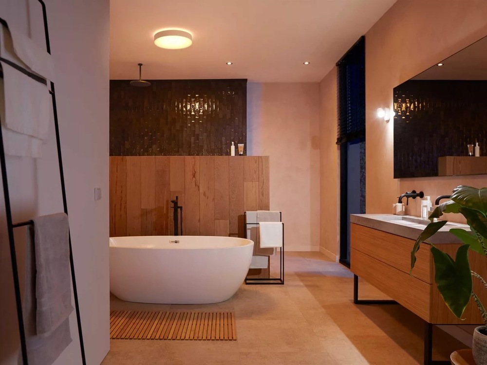 Moderné kúpeľňové stropné svietidlo Philips Hue Devere L s teplým bielym svetlom nad vaňou