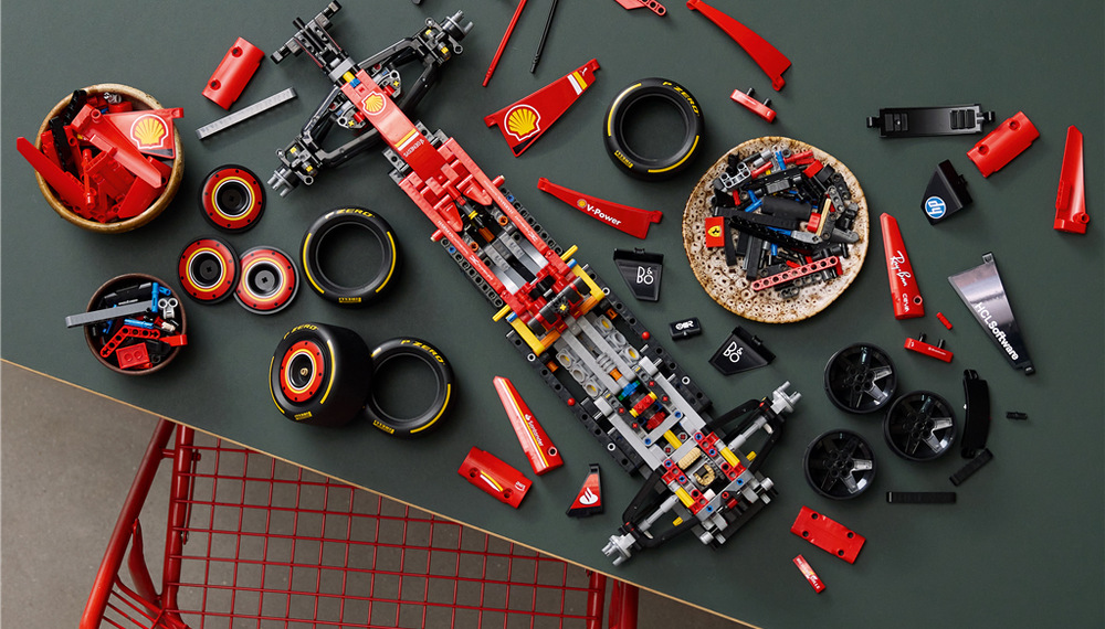 Stavebnica LEGO® Technic 42207 Auto Ferrari SF-24 F1 Autentický vzhľad dopĺňajú farby Scuderia Ferrari, potlačené pneumatiky, nastaviteľný spojler a mierka 1:8.