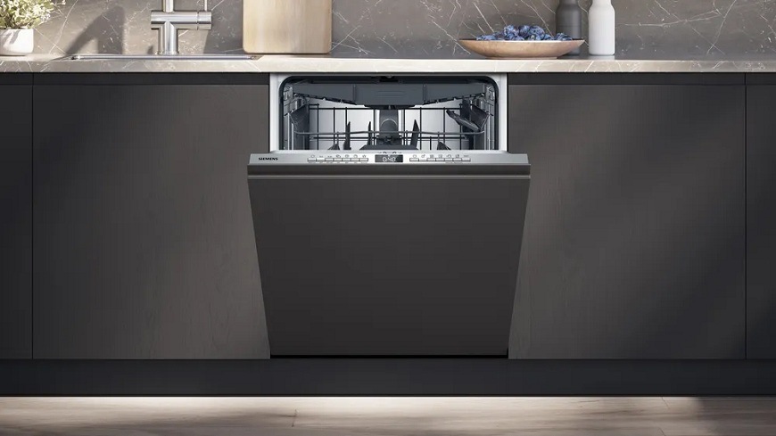 Umývačky Siemens SIESN63HX16CE s pootvorenými dvierkami zapasované do kuchynskej linky
