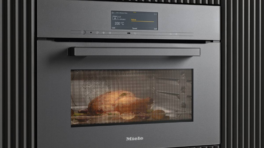 Rúra Miele H 7440 BM béžová Pečiace sa kura v rúre Miele H 7440 BM