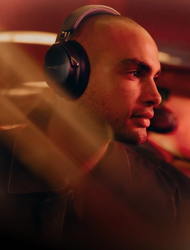Muž s elegantnými oblúkovými slúchadlami QuietComfort Ultra Headphones 2nd Gen