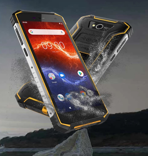 Mobilný telefón myPhone Hammer Energy X2 6 GB / 128 GB čierny/oranžový Odolný telefón myPhone Hammer Energy X2 spredu a zozadu na skale