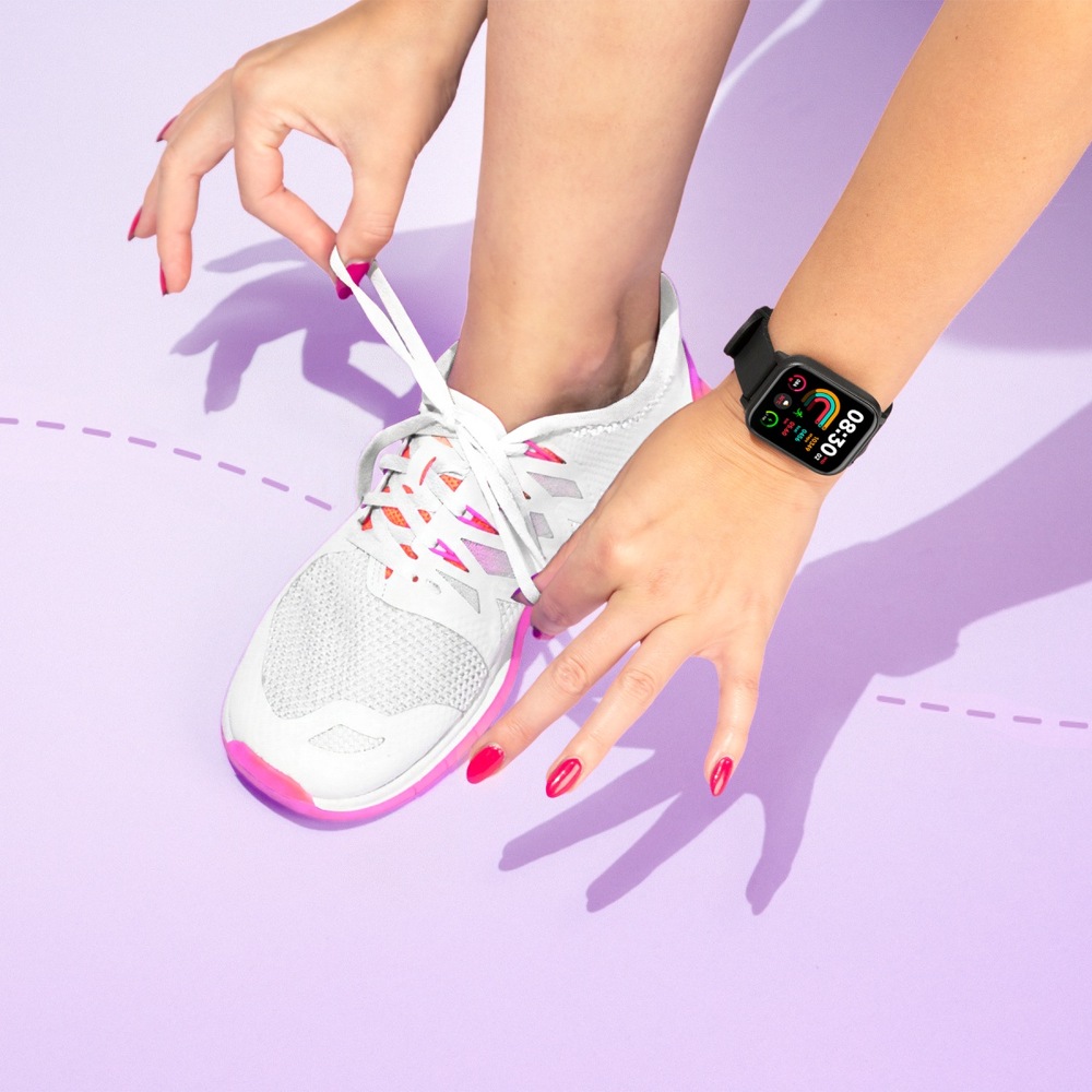 Žena si zaväzuje topánku a má na zápästí inteligentné hodinky Niceboy Watch 5 Pro