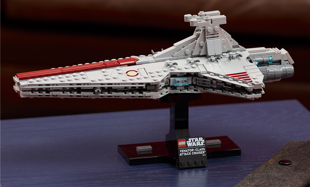 Stavebnica LEGO® Star Wars™ 75441 Útočný křižník třídy Venator Zostaviteľný podstavec s ceduľkou umožní model bezpečne vystaviť na polici, vo vitríne alebo na stole.