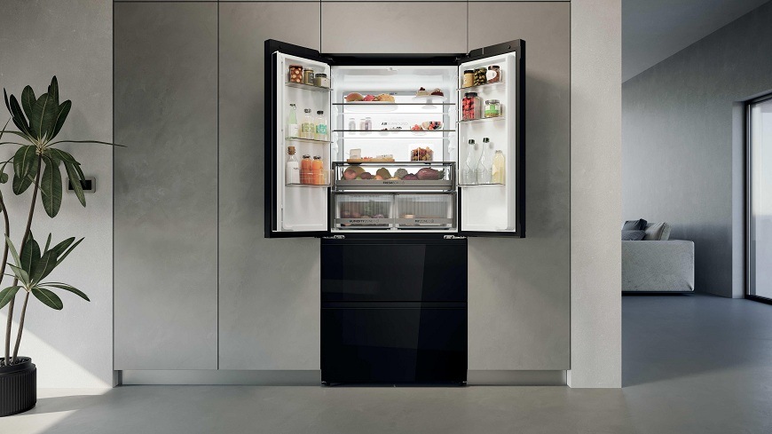 Americká chladnička Haier HFKR7819DNGB čierna/sklo otvorená čierna chladnička french door haier HFKR7819DNGB zabudovaná v stene spredu, vo vnútri svieti ľad osvetlenie