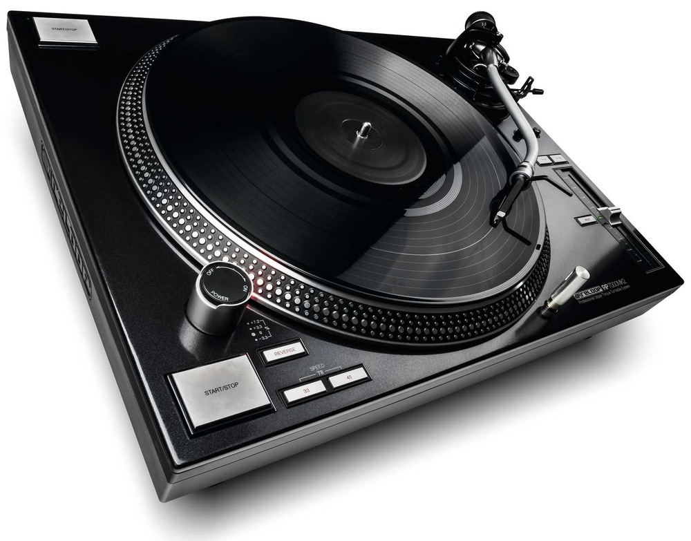 Gramofón Reloop RP-7000 MK2 pri prehrávaní vinylovej dosky s funkciou Reverse