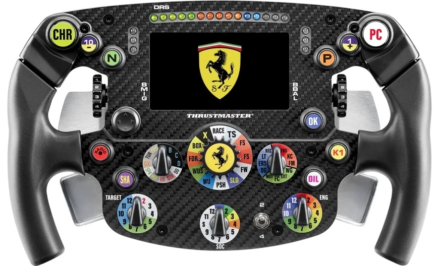 Volant Thrustmaster Formule Ferrari SF-25 edice Add-On, PC , PS5/4 čierny Detail displeja s telemetrickými údajmi o rýchlosti, prevode a systéme DRS