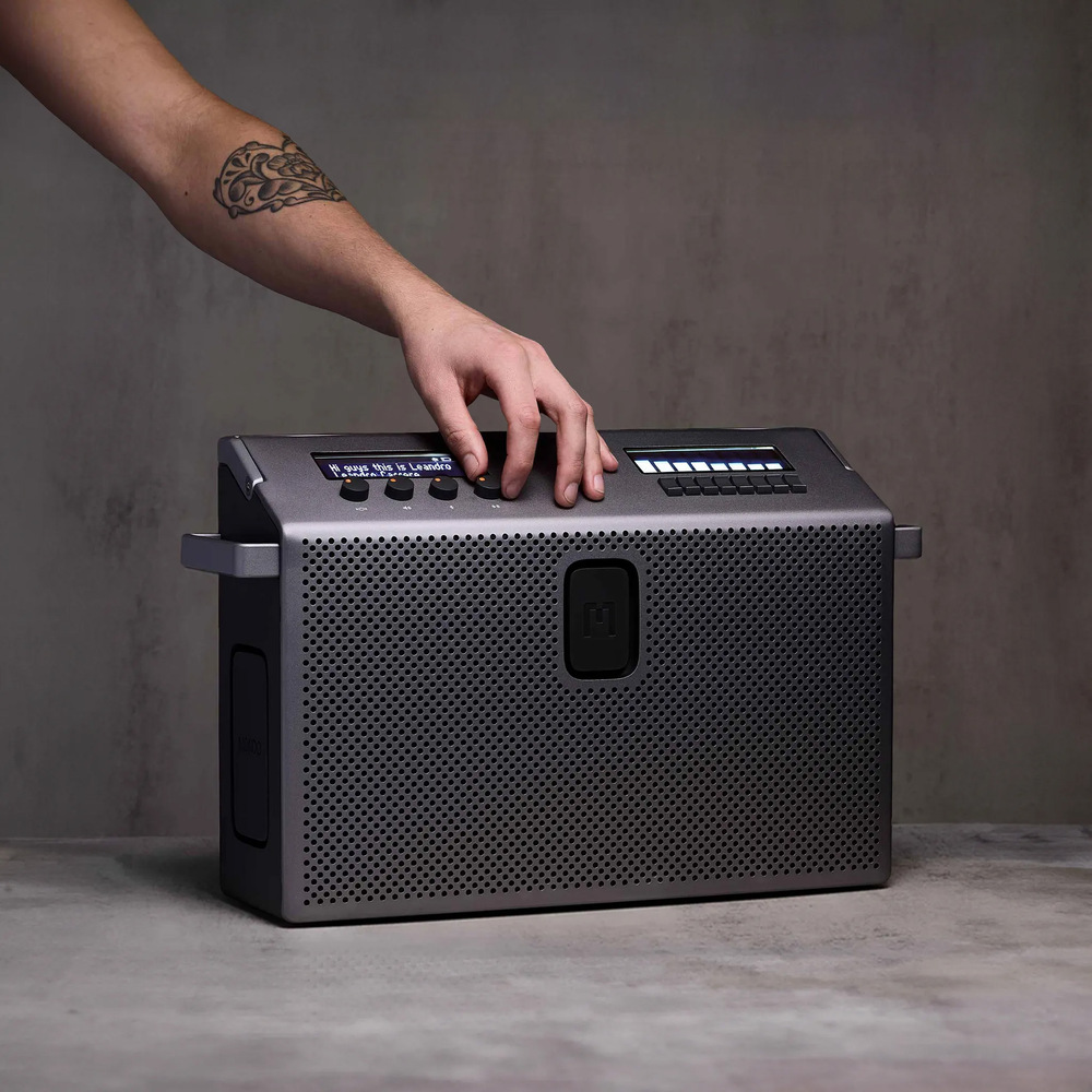 Prenosný reproduktor Mondo Speaker Large strieborný Reproduktor Mondo Speaker Large s výdržou až 8 hodín