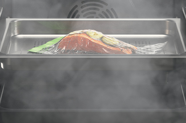 Losos so zeleninou vo fólii pripravený metódou varenia Sous Vide