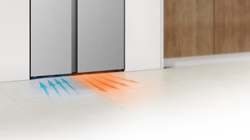 Americká chladnička Hisense RS3P538NAIE nerez Detailný záber na spodnú časť chladničky Hisense RS3P538NAIE. Na podlahe je graficky znázornená efektívna výmena vzduchu